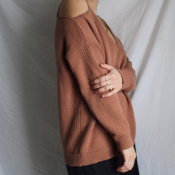 Off the shoulder Sweater - Picture 2 of 3